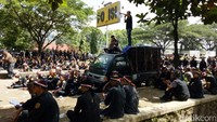 Massa kontra Rizieq ini merupakan gabungan ormas Gerakan Masyarakat Bawah Indonesia (GMBI), Jaringan Kedaultan Rakyat (Jangkar), Pembela Kesatuan Tanah Air (Pekat), dan Buah Batu Corps (BBC).