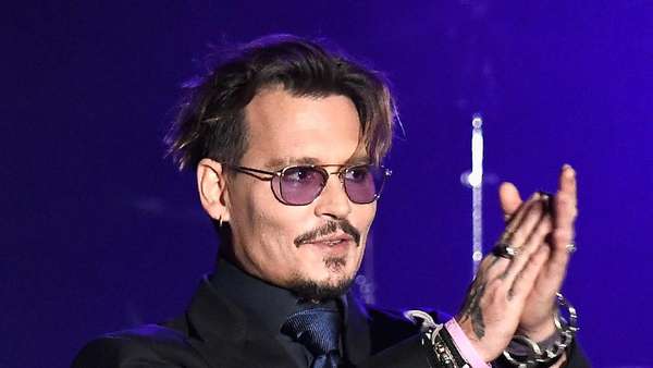 Johnny Depp Hadapi Perceraian dengan Vodka dan Tangisan Johnny Depp Hadapi Perceraian dengan Vodka dan Tangisan