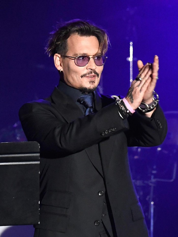 LOS ANGELES, CA - NOVEMBER 03:  Actor Johnny Depp is honored at the 2016 Rhondas Kiss Benefit at El Rey Theatre on November 3, 2016 in Los Angeles, California.  (Photo by Frazer Harrison/Getty Images)