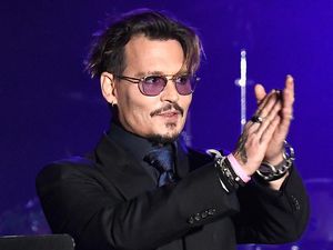 Isu Amber Heard Threesome, Johnny Depp Hibur Anak-anak di Rumah Sakit