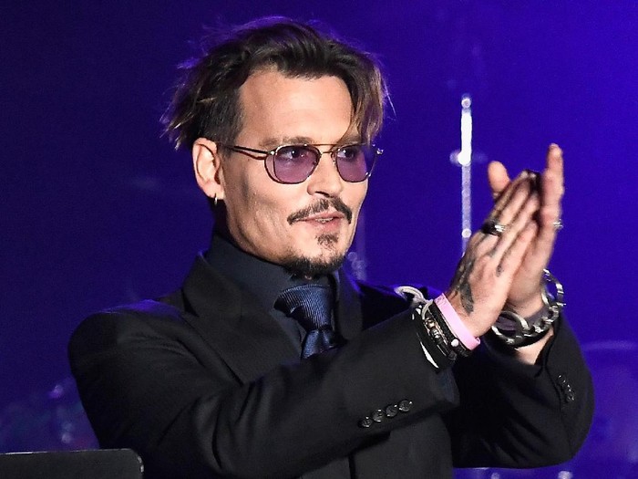 LOS ANGELES, CA - NOVEMBER 03:  Actor Johnny Depp is honored at the 2016 Rhondas Kiss Benefit at El Rey Theatre on November 3, 2016 in Los Angeles, California.  (Photo by Frazer Harrison/Getty Images)