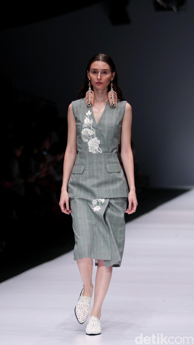 Koleksi Toton Januar di Jakarta Fashion Week 2017. Senayan City. Jakarta. [Foto: Mohammad Abduh/Wolipop]