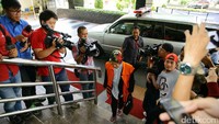 Atty Suharti yang memakai rompi tahanan berjalan memasuki gedung KPK.