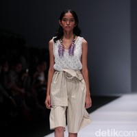 Koleksi Toton Januar di Jakarta Fashion Week 2017. Senayan City. Jakarta. [Foto: Mohammad Abduh/Wolipop]