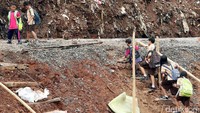 Setelah turun dari getek, mereka harus mendaki gundukan tanah.