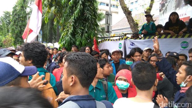 Demo Sempat Ricuh, Mahasiswa Dorong Polwan Hingga Terjatuh