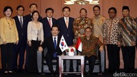 Ketua Parlemen Republik Korea Selatan Chung Sye-kyun didampingi sejumlah anggota Parlemen Korea foto bersama Ketua MPR Zulkifli Hasan bersam wakil ketua MPR, EE Mangindaan, Mahyudin, Hidayat Nur Wahid dan Oesman Sapta Odang.