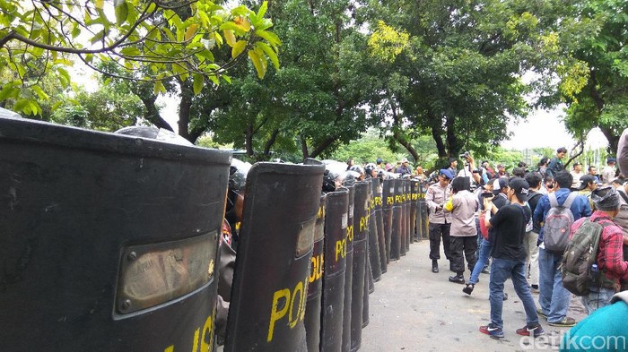 Demo Sempat Ricuh, Mahasiswa Dorong Polwan hingga Terjatuh