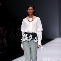 Koleksi Toton Januar di Jakarta Fashion Week 2017. Senayan City. Jakarta. [Foto: Mohammad Abduh/Wolipop]