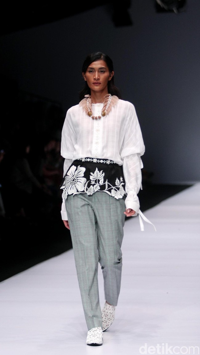 Koleksi Toton Januar di Jakarta Fashion Week 2017. Senayan City. Jakarta. [Foto: Mohammad Abduh/Wolipop]