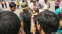 Mahasiswa Demo Berdatangan, Aparat TNI-Polri Ajak Salam Kompak