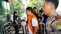 Hendriza Soleh Gunadi memasuki gedung KPK.