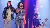 Selain itu ada hal unik lainnya yakni mereka membawakan lagu band lain, dan lagu Sephia milik SO7 terpilih karena dirasa masih Nge-Slank. Pool/Noel/detikFoto.