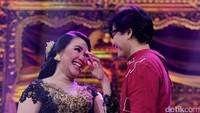 Penyanyi berusia 46 tahun itu tampak menitikan air mata melihat sikap romantis suaminya tersebut. Hanif Hawari/detikHOT