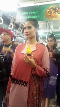 Almond Tree Perkenalkan <i>Cake</i> Andalan di 'Train Fashion Show'