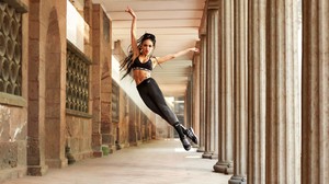 Keduanya bertemu dan menjadi pasangan setelah Barnett berperan dalam Honey Boy, sebuah film otobiografi tentang masa kecil LaBeouf sebagai aktor cilik yang menggambarkan ayahnya sebagai sosok yang kasar namun penuh kasih sayang. Foto: Dok. Nike