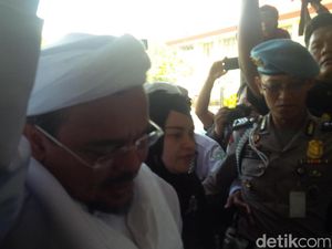 Habib Rizieq Penuhi Panggilan Polda Jabar dalam Keadaan Sehat