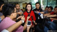 Yenti Garnasih memberikan keterangan pers sebelum meninggalkan KPK.