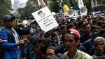 Mahasiswa Demo Tolak Kenaikan Harga di Depan Istana