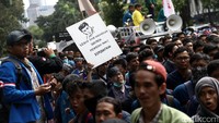 Mahasiswa membentangkan poster-poster tuntutan.