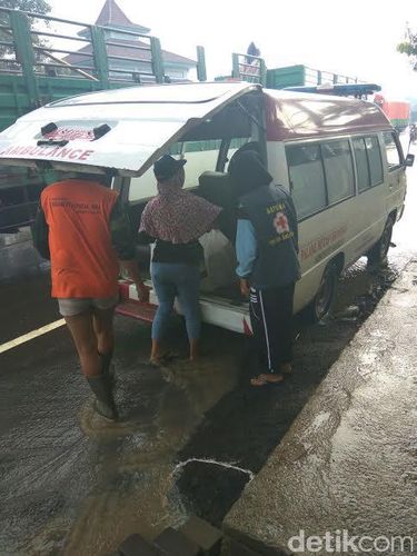 Ribuan nasi bungkus dibagikan ke korban banjir
