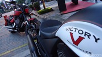 Di Indonesia, di antara Victory dan Indian, Victory yang lebih kuat malah. Tapi dunia, malah Indian. Karena itu, dia enggak bisa melihat hanya di Indonesia, ujarnya.