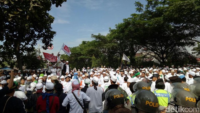 Massa FPI Padati Jalan di Depan Polda Jabar