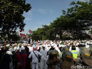 Massa FPI Padati Jalan di Depan Polda Jabar