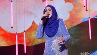 Ia terlihat mempesona dengan hijab dan dress berwarna biru. Pool/Noel/detikFoto.