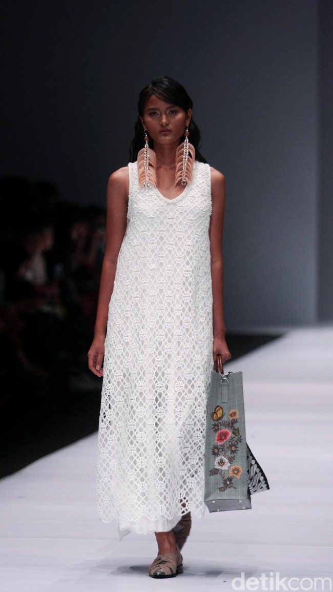 Koleksi Toton Januar di Jakarta Fashion Week 2017. Senayan City. Jakarta. [Foto: Mohammad Abduh/Wolipop]