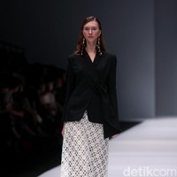 Koleksi Toton Januar di Jakarta Fashion Week 2017. Senayan City. Jakarta. [Foto: Mohammad Abduh/Wolipop]