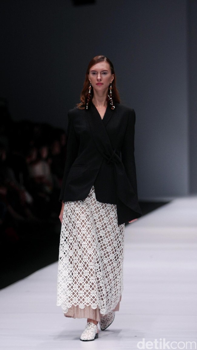 Koleksi Toton Januar di Jakarta Fashion Week 2017. Senayan City. Jakarta. [Foto: Mohammad Abduh/Wolipop]