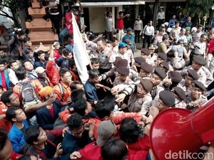 Polisi Apresiasi Demo Penolakan Kenaikan BBM di Surabaya