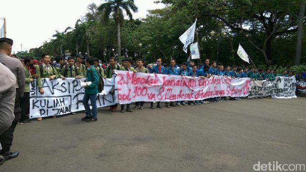 Massa berkumpul di pintu Monas patung kuda