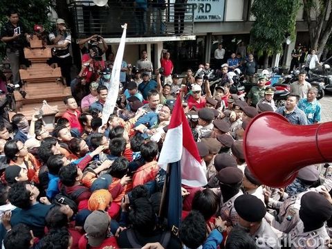 Demo mahasiswakantor DPRD Jatim ricuh
