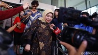 Dani Sadiawati, Natalia Subagyo, dan Yenti Garnasih meninggalkan gedung KPK usai melakukan pertemuan dengan pimpinan KPK.