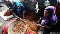 Harga cabei yang melambung tinggi, sehingga cabei yang busuk pun laku dijual.