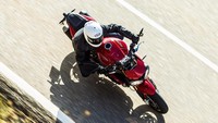 Fitur-fitur yang melengkapi termasuk ABS, ride by wire, traksi yang bisa diganti, dua mode berkendara, layar analog LCD dari Triumph Speed Triple.