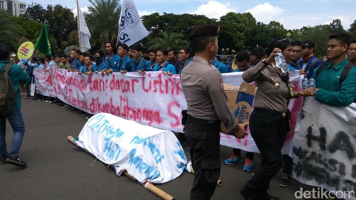 Aksi Simpatik Polwan, Bagikan Air ke Mahasiswa yang Berdemo