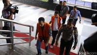 Hendriza Soleh Gunadi dan Triswara Dhanu Brata akan diperiksa terkait kasus dugaan suap pembangunan pasar di Cimahi. Mereka diperiksa sebagai saksi untuk tersangka M Itoc Tochija.