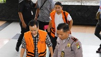 Hendriza Soleh Gunadi dan Triswara Dhanu Brata tiba di gedung KPK.
