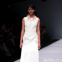 Koleksi Toton Januar di Jakarta Fashion Week 2017. Senayan City. Jakarta. [Foto: Mohammad Abduh/Wolipop]