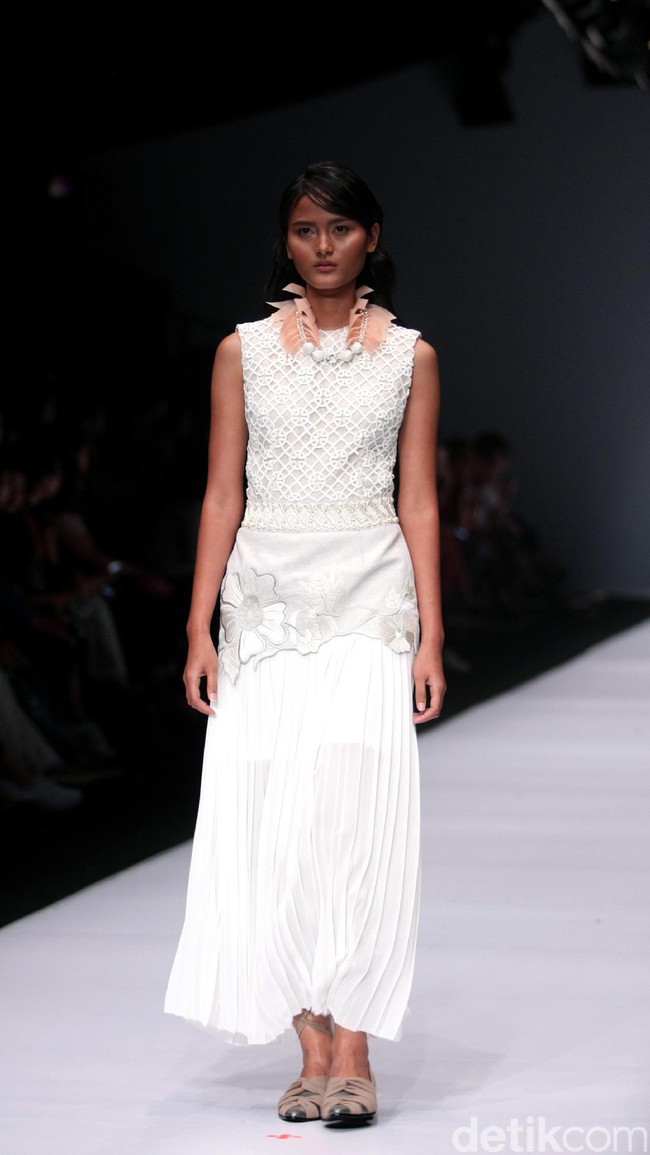 Koleksi Toton Januar di Jakarta Fashion Week 2017. Senayan City. Jakarta. [Foto: Mohammad Abduh/Wolipop]