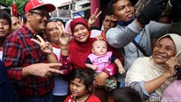 Dalam blusukannya kali ini, calon wakil gubernur nomer urut dua itu tampak senang melayani warga untuk berfoto bersama.