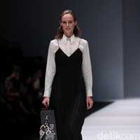 Koleksi Toton Januar di Jakarta Fashion Week 2017. Senayan City. Jakarta. [Foto: Mohammad Abduh/Wolipop]