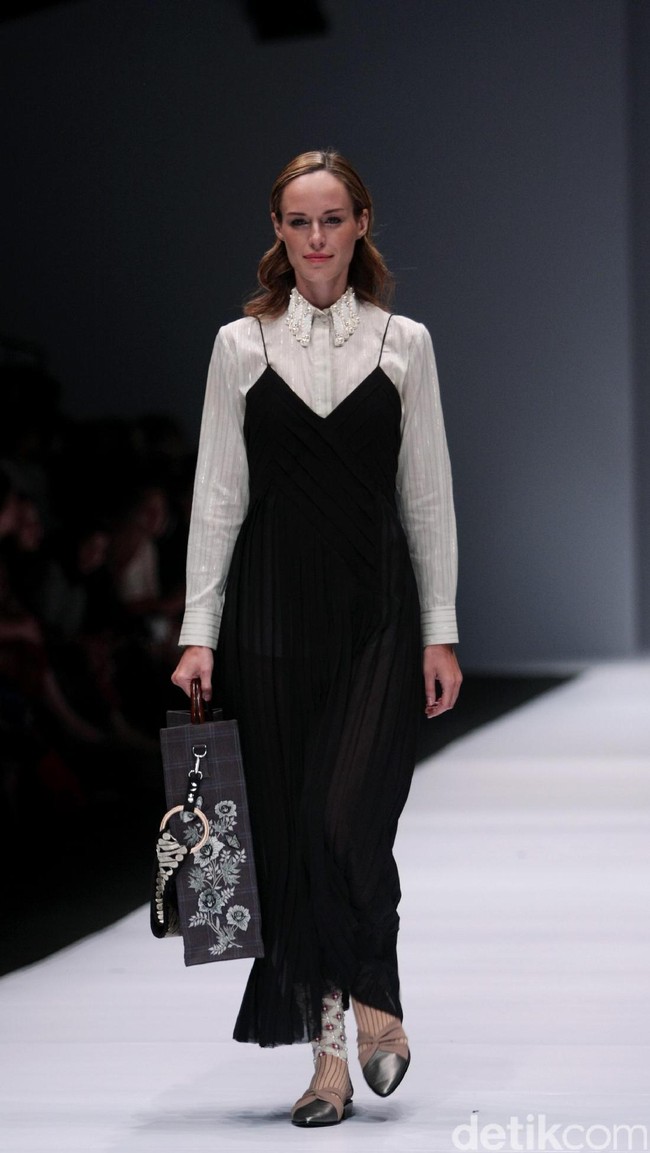 Koleksi Toton Januar di Jakarta Fashion Week 2017. Senayan City. Jakarta. [Foto: Mohammad Abduh/Wolipop]