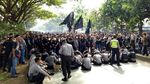 Penampakan Massa Pro dan Kontra Rizieq di Polda Jabar