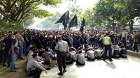Massa kontra Rizieq itu berkumpul di seberang massa FPI.