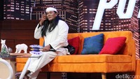 Ia tampil dengan kostum yang digunakannya pada belasan tahun silam. Hanif Hawari/detikHOT
