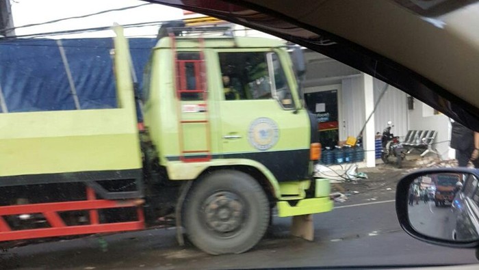 Truk Tabrak Minimarket di Cipondoh Tangerang, Lalin Macet 2 Km